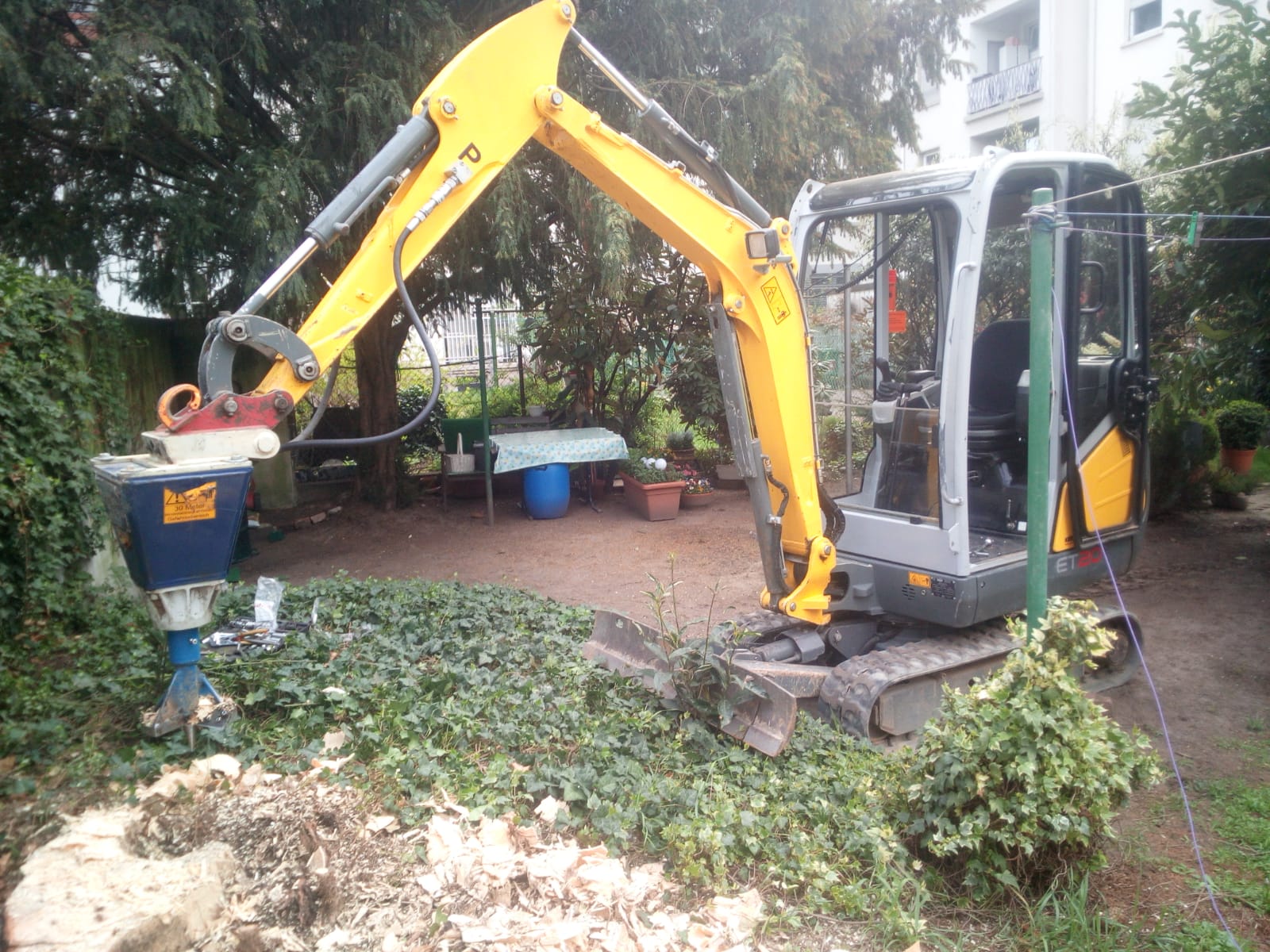 Neuer Bagger mit Wurzelbohrer